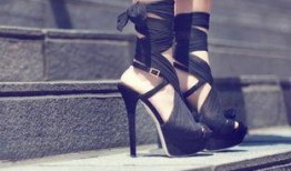 娱乐吃瓜酱红色高跟鞋,娱乐吃瓜酱带你揭秘时尚与娱乐的跨界传奇