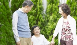 娱乐吃瓜酱爷爷打伞